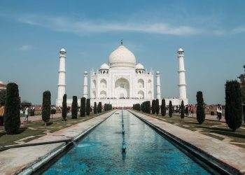 taj mahal under blue sky