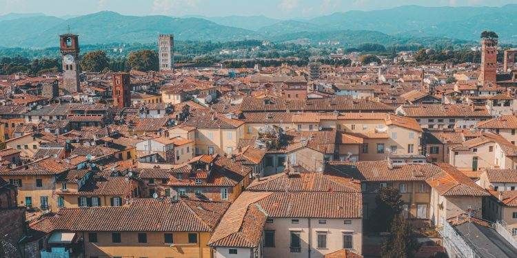Orașul Lucca, situat în inima Toscanei, este un oraș fermecător și plin de istorie